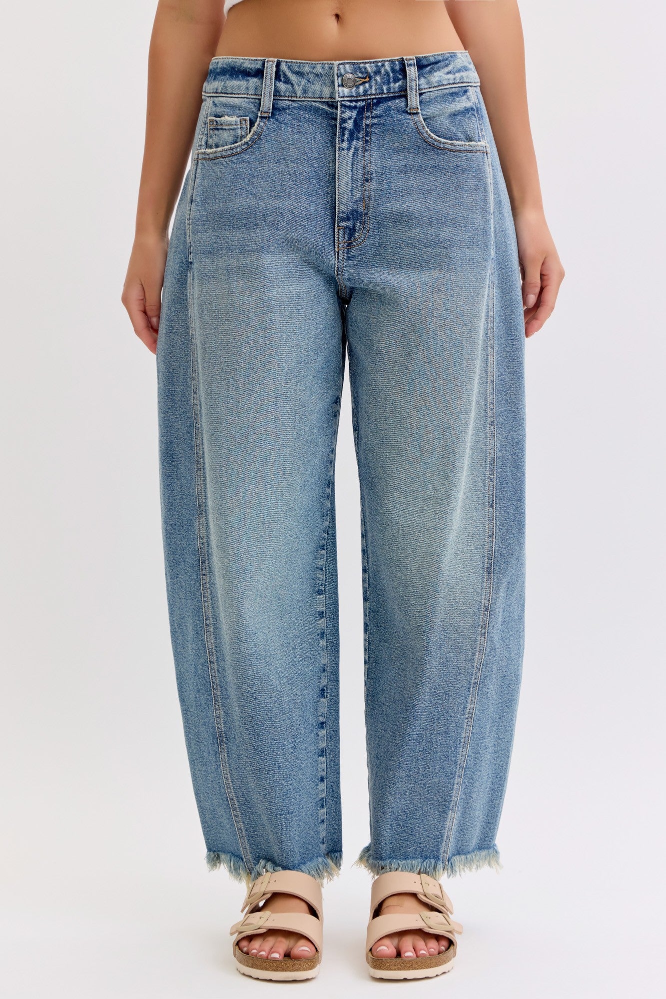 Frida Fray Hem Barrel Jeans