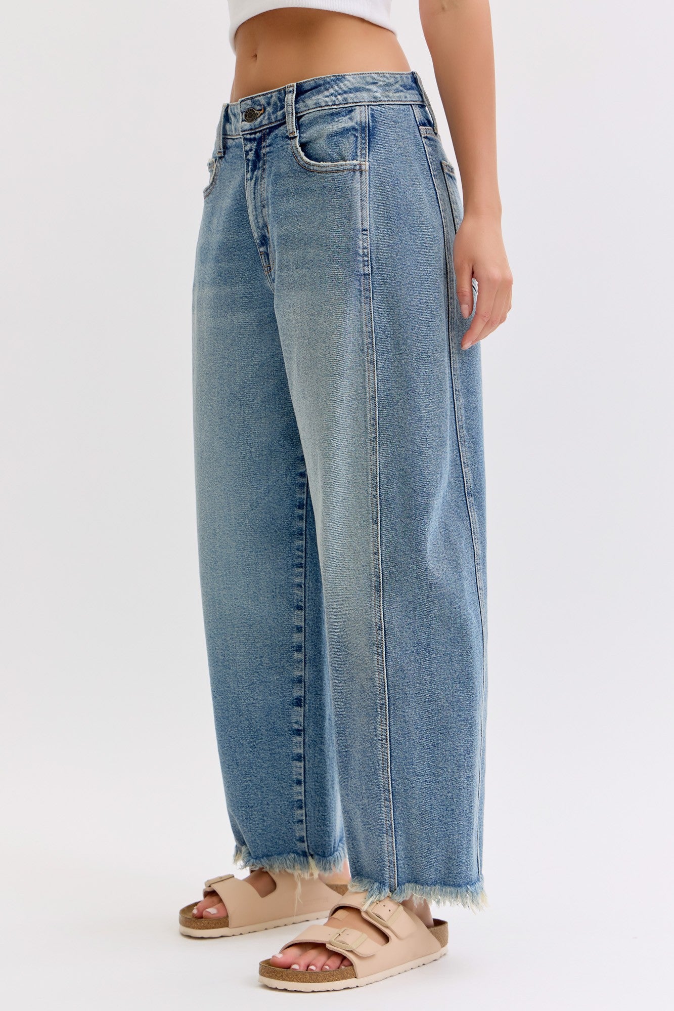 Frida Fray Hem Barrel Jeans